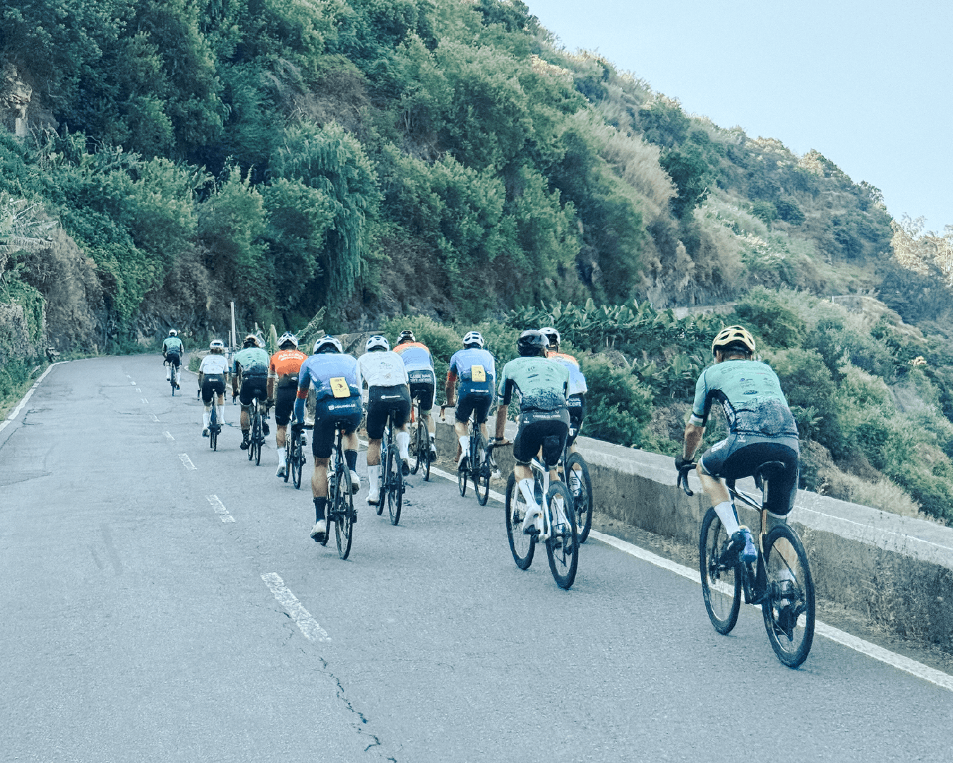 ciclistas a subir montanha